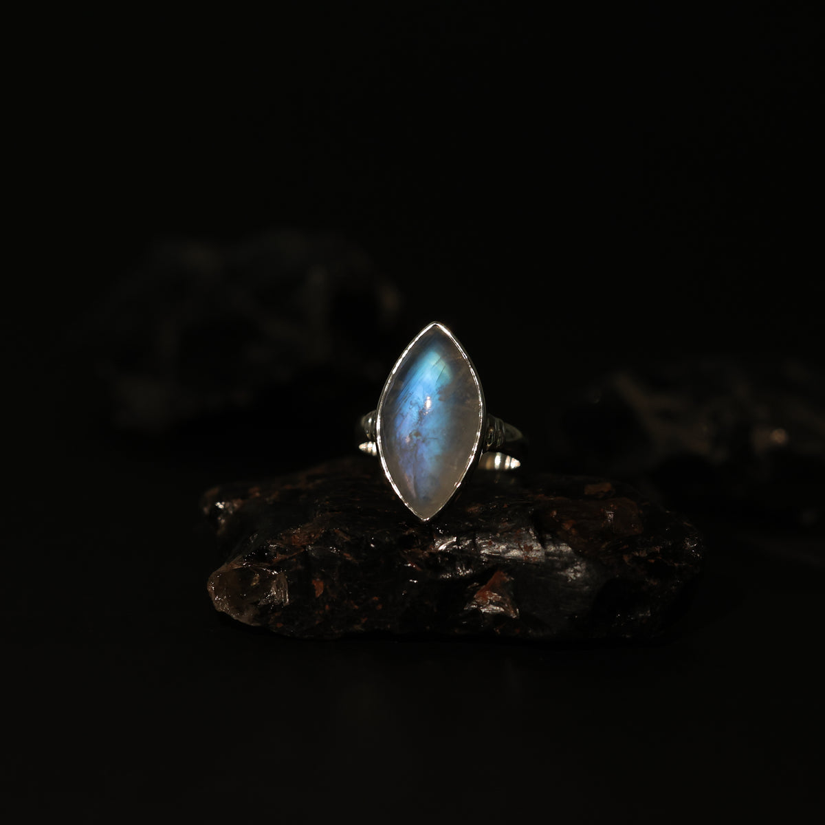 bague en argent pierre de lune, arc-en-ciel blanc, bijoux en argent faits à la main, bijoux chakra, pierres précieuses naturelles