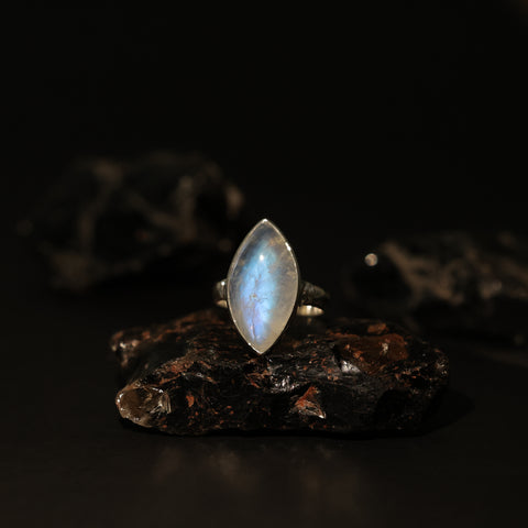 bague en argent pierre de lune, arc-en-ciel blanc, bijoux en argent faits à la main, bijoux chakra, pierres précieuses naturelles