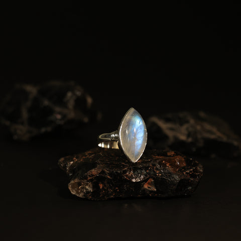 bague en argent pierre de lune, arc-en-ciel blanc, bijoux en argent faits à la main, bijoux chakra, pierres précieuses naturelles